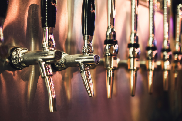 Do copo ao tanque: como as mulheres estão redefinindo a indústria cervejeira